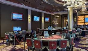 Dealer profesional dalam studio Three Card Poker langsung